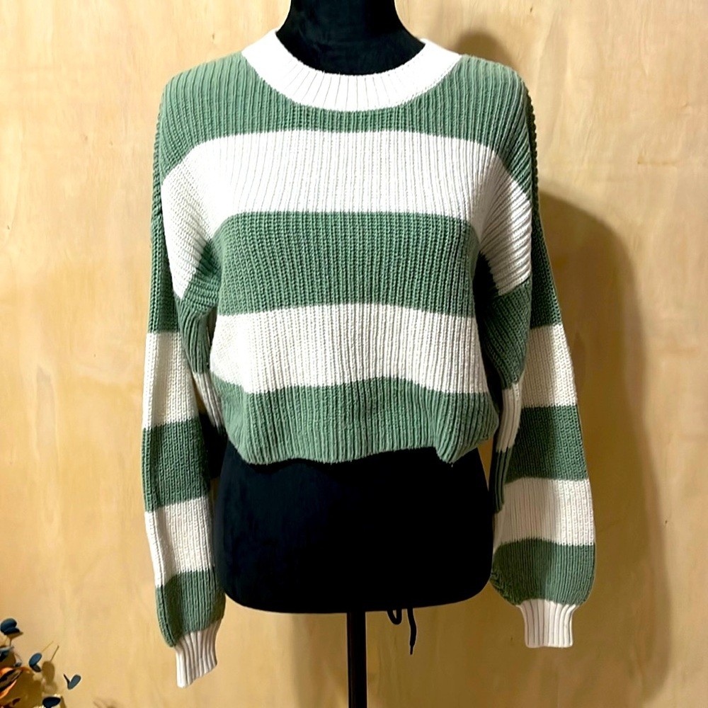 Holster green and white sweater